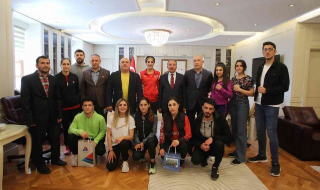 AİÇÜ&#039;lü sporcular şampiyonalardan madalyalarla döndü