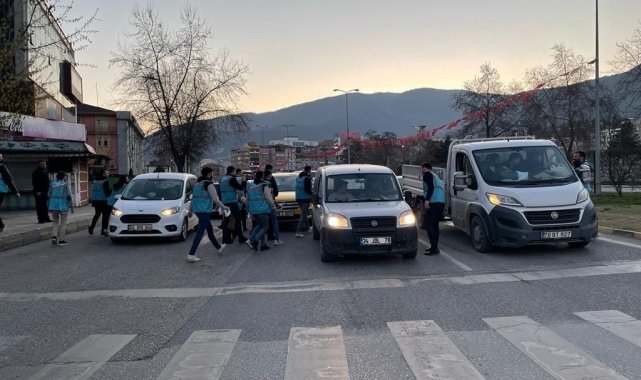 AK Gençler iftara yetişemeyen vatandaşlara kumanya dağıttı