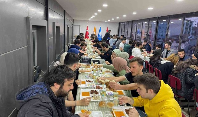 AK Parti 4&#039;üncü kez üniversiteli gençlerle iftar yemeğinde bir araya geldi