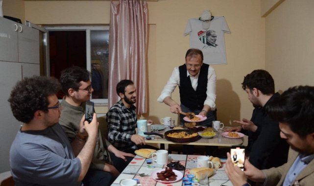 AK Parti Bursa milletvekilleri sahuru öğrencilerle yaptı