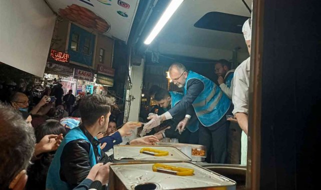 AK Parti'den Kadir Gecesi'nde lokma tatlısı ikramı