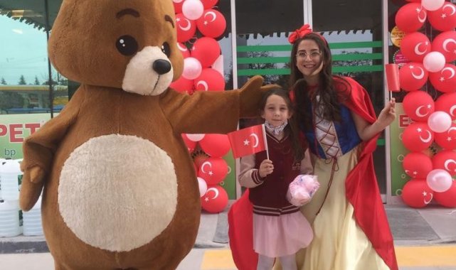 Akaryakıt istasyonunda çocuklar maskotla karşılaştı