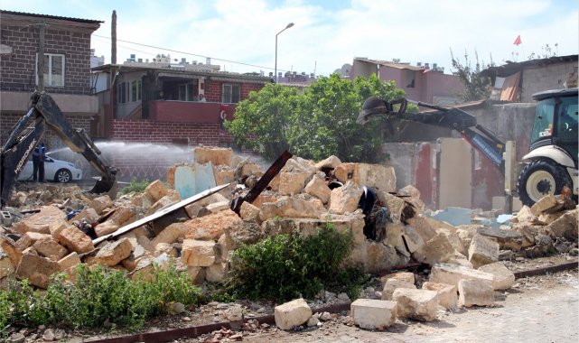 Akdeniz'de 3 metruk bina yıkıldı