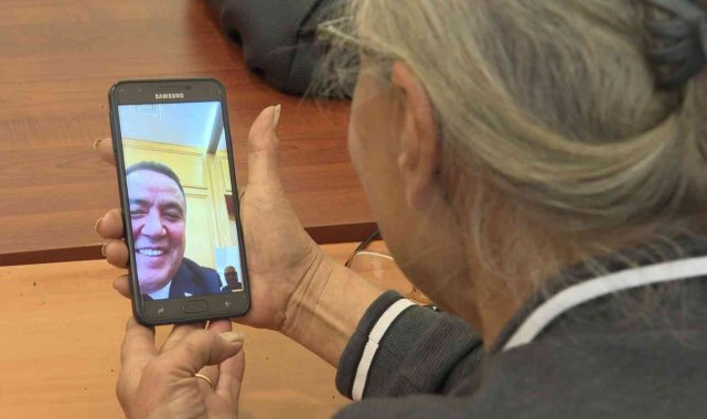 Akıllı telefon kursuna katılan yaşlılar, Başkan Böcek'i görüntülü aradı