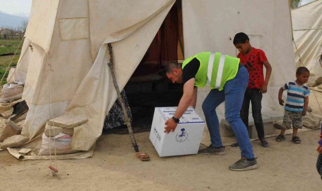 Akşehir Belediyesinden geçici tarım işçilerine gıda paketi yardımı