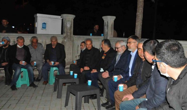 Akşehir Belediyesinin teravih sonrası közde çay ikramı devam ediyor