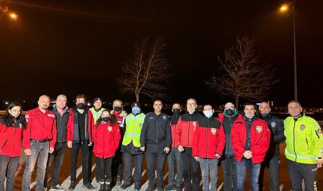 AKUT Eskişehir&#039;den nöbet tutan polislere ziyaret