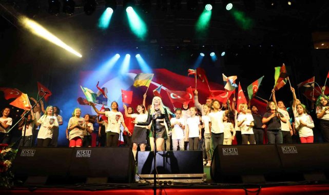 Alanya'da 23 Nisan kutlamaları Ece Seçkin konseriyle son buldu