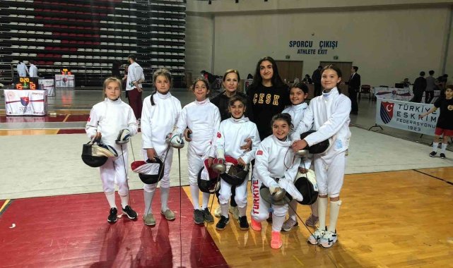 Alanyaspor Eskrim takımı madalyalar ile döndü