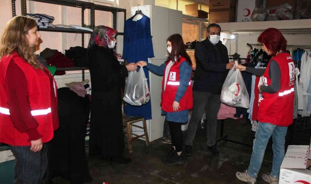 Alaşehir'de Kızılay'dan 200 aileye Ramazan yardımı