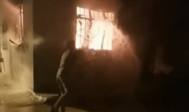 Alevlere teslim olan evi mahalleli kovalarla taşıdığı suyla söndürmeye çalıştı