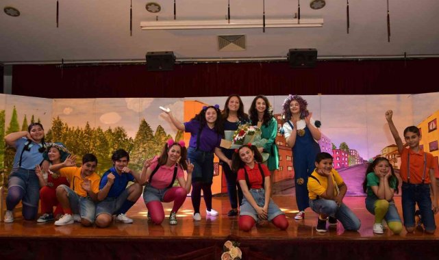 Aliağa'da sahnelenen oyunu Bitlis'teki minikler online bağlantı ile izledi