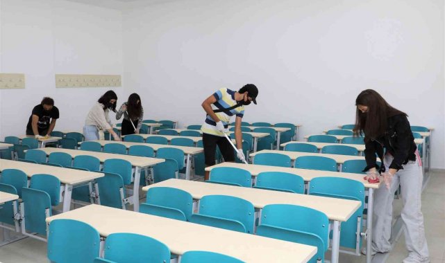 ALKÜ'lü gençler bir günlüğüne okul personelinin yerine geçti