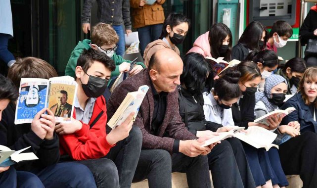 Altınova, her yerde kitap okuyor