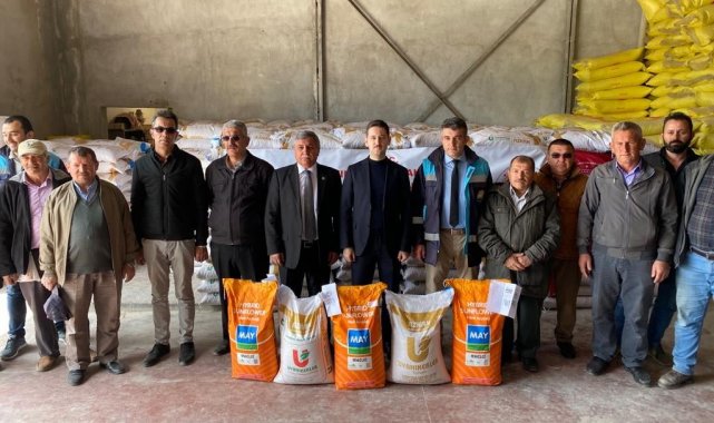 Altıntaş&#039;ta çiftçilere yüzde 75 hibeli yağlık ayçiçeği, nohut ve kuru fasulye tohumu dağıtıldı