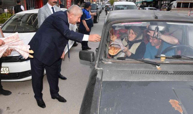 Amasya Belediye Başkanı Sarı, iftar öncesi trafikte Ramazan pidesi dağıttı