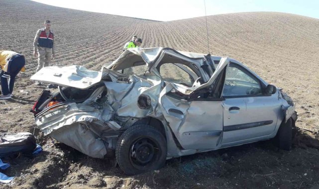 Amasya&#039;da takla atan otomobil tarlaya uçtu: 4 yaralı