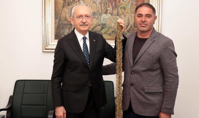 Amasyalı çiftçilerin geçim kaynağı olan "çiçek bamyası" Kılıçdaroğlu'na hediye edildi