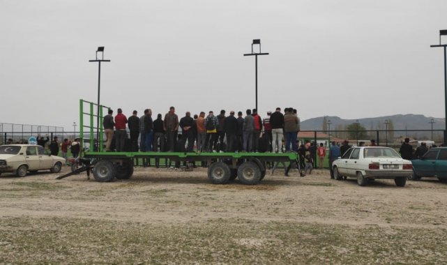 Amatör Lig maçını kamyon ve römorkların üzerinden izlediler