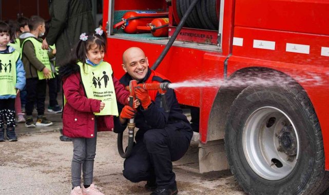 Anaokulu öğrencileri itfaiyeciliği öğrendi