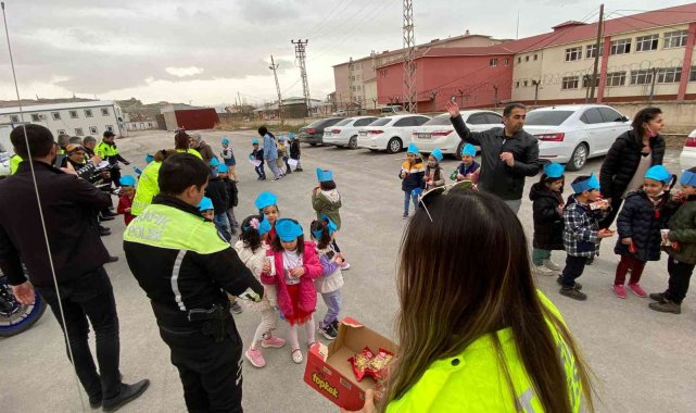 Anaokulu öğrencileri polisin misafiri oldu