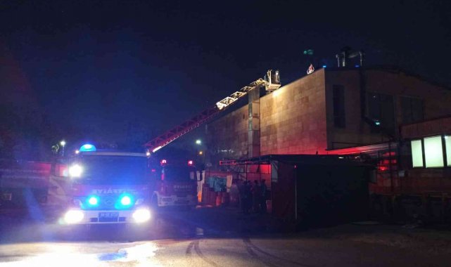 Ankara'da restoranın bacasında çıkan yangın paniğe neden oldu