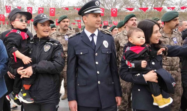Annelerinin kucağındaki minik polisler ilgi odağı oldu