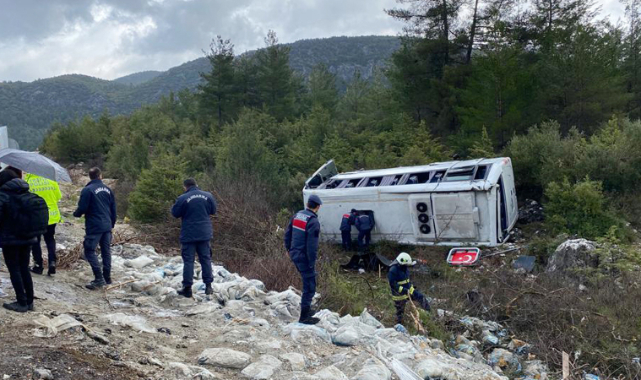 Antalya'da tur midibüsü devrildi: 7 turist yaralı