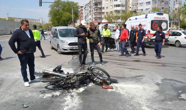 Antalya&#039;da motosiklet ile kamyonet çarpıştı: 2 yaralı