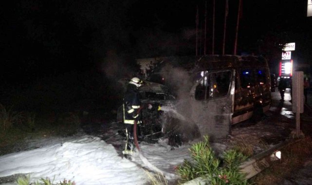 Antalya&#039;da transfere giden tur minibüsü alev alev yandı, sürücü canını zor kurtardı