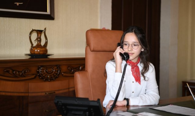 Antalya'da vali koltuğuna oturan öğrenci, çocukların polis araçlarıyla gezdirilmesini istedi