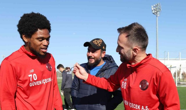 Antalyaspor'da yıldız futbolcu Luiz Adriano'ya doğum günü kutlaması
