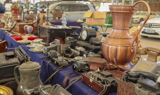 Antika pazarının ilk müşterisi Başkan Çakın ve ailesi oldu