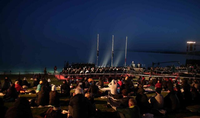 Anzaklar &#039;şafak ayini&#039; ile atalarını andı