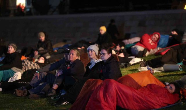 Anzaklar uyku tulumlarının içerisinde ayini bekliyor