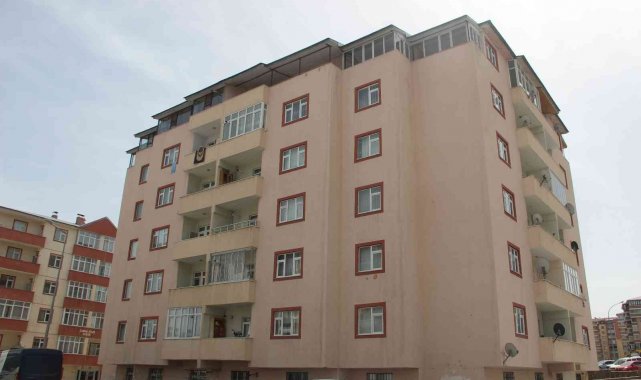 Apartmanın 6. katından düşen çocuğu vatandaşlar tuttu