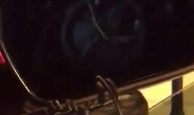 Arabada bebeği olan kadın sürücünün aracına saldırıp aynasını kıran maganda kamerada