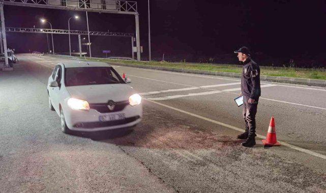 Araçları tek tek durdurup kontrol ettiler