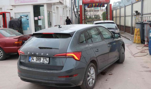 Araçların üzerine çamur yağdı, sürücüler oto yıkamacılara koştu