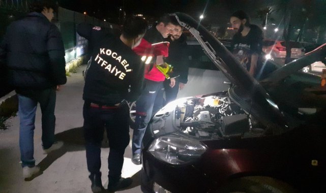 Araçta sıkışan kedi için seferber oldular