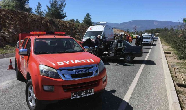 Araçta sıkışan sürücüyü itfaiye kurtardı