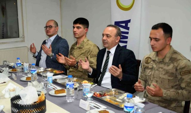 Ardahan protokolü, jandarma ve korucularla ile iftarda buluştu