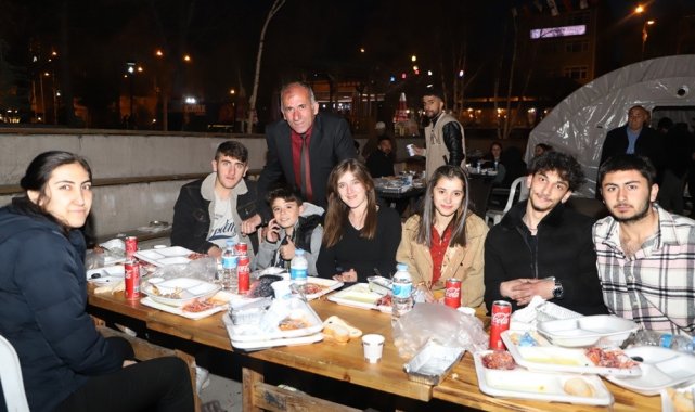 Ardahan'da belediyenin iftar yemeğine yoğun ilgi
