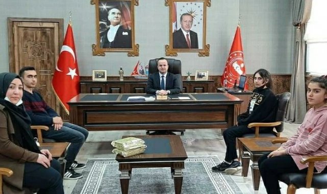 Arslantürk, en çok kitap okuyan öğrencileri tebrik etti