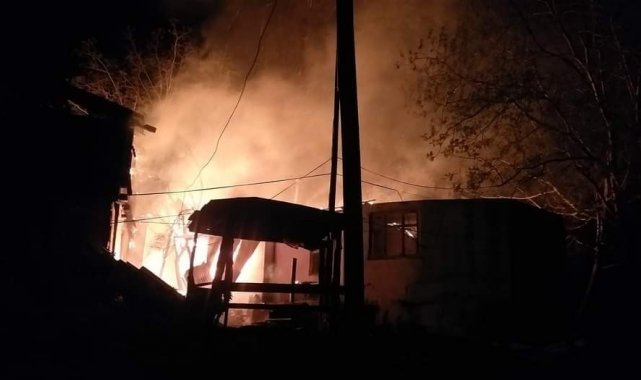 Artvin'de gece iki katlı evde yangın çıktı