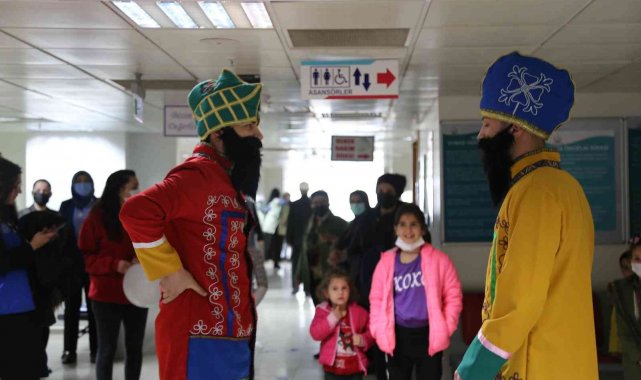 Artvin&#039;de hastanede tedavi gören çocuklar için tiyatro etkinliği düzenlendi