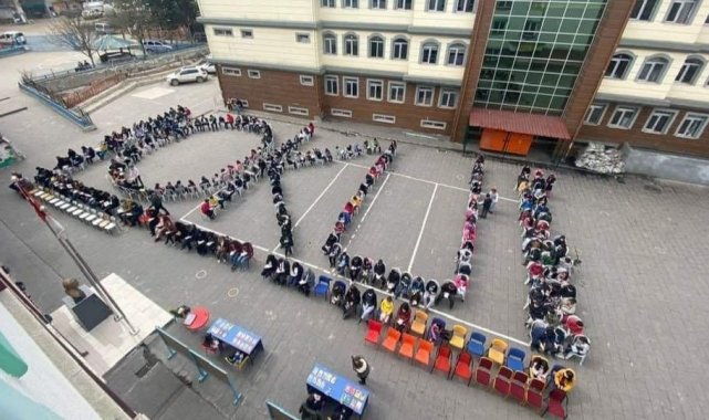 Artvin'de kitap okuma alışkanlığına dikkat çekmek amacıyla "Oku" yazdılar