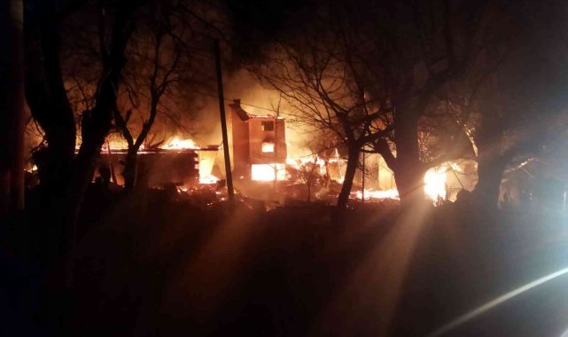 Artvin&#039;de köy evinde çıkan yangında 1 kişi hayatını kaybetti