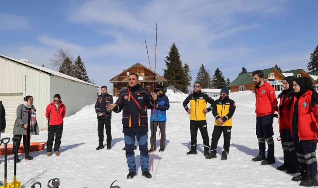 Artvin'de üniversite öğrencilerinin çığ tatbikatı gerçeği aratmadı