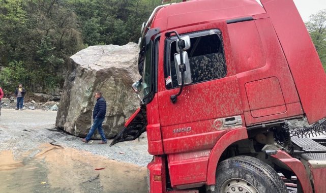 Artvin&#039;de yamaçtan kopan dev kaya kamyonu hurdaya çevirdi